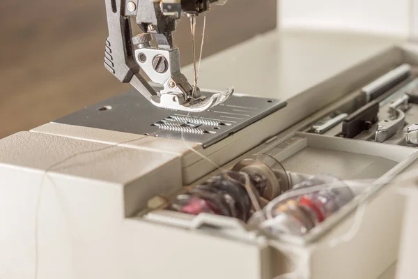Швейная Машина Открытым Рулонным Отсеком — стоковое фото
