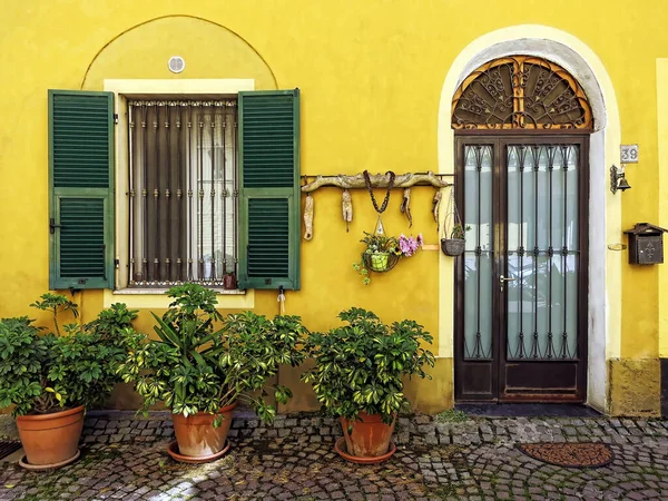 Fachada Casa Amarilla Badalucco — Foto de Stock