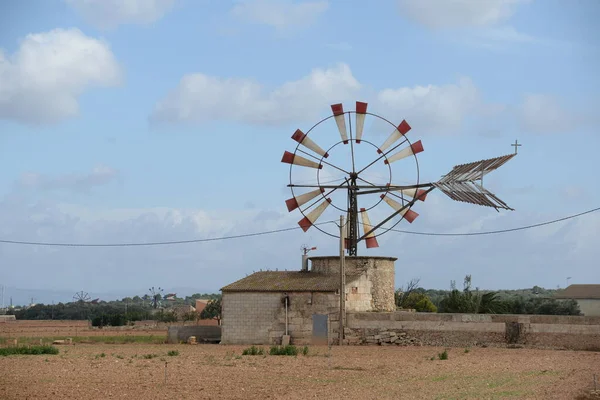 風力タービン マヨルカ島 風力エネルギー スペイン語 Saポブラ クラウド フィールド — ストック写真