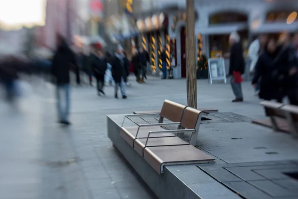 Пустая Скамейка Посреди Пешеходной Зоны — стоковое фото