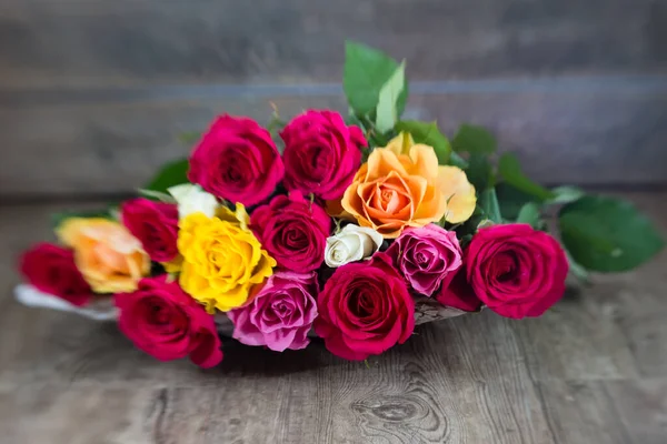 Rosas Coloridas Uma Cesta — Fotografia de Stock