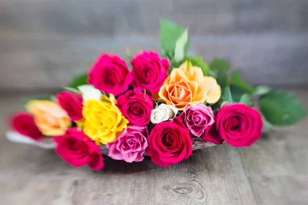 Rosas Coloridas Uma Cesta — Fotografia de Stock