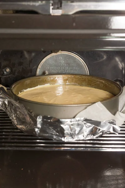 オーブンでチーズケーキ — ストック写真