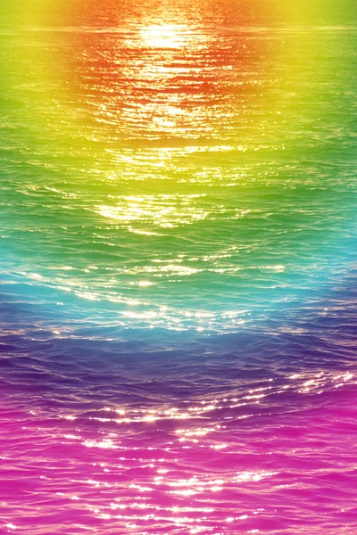 Sonnenstrahlen Werden Auf Einer Beweglichen Wasseroberfläche Reflektiert — Stockfoto