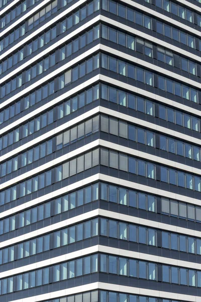 ドイツ ハンブルク近代的なオフィスビルのアブストラクトファサード — ストック写真