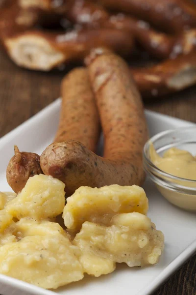 Tabakta Patates Salatası Sosis — Stok fotoğraf