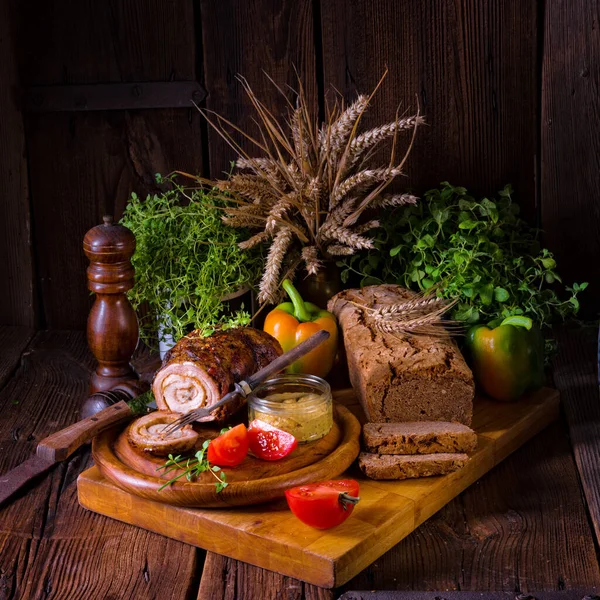 Rostning Med Torkad Frukt Och Bacon — Stockfoto