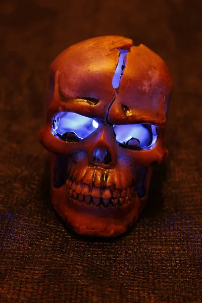 Cráneo Plástico Humano Con Tomas Ojos Iluminadas Azul —  Fotos de Stock