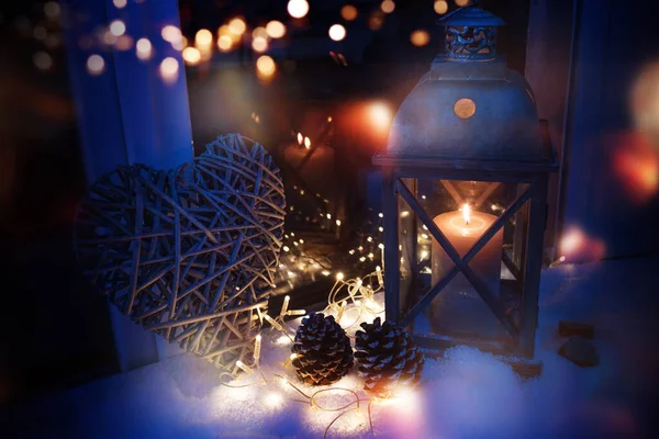 Decoración Invierno Nieve Con Una Linterna Luz Azul Luminosa Bokeh — Foto de Stock