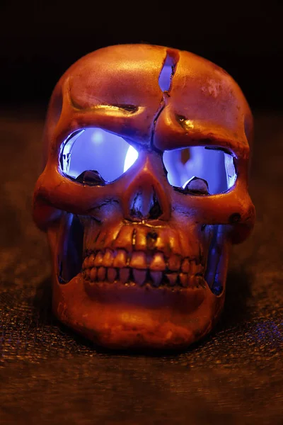 蓝光眼窝的人类塑料头骨 — 图库照片