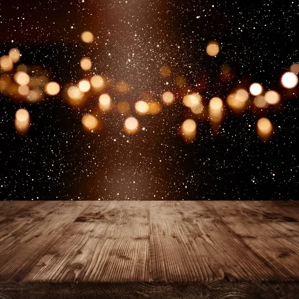 크리스마스 발표를 황금빛 보케와 빛줄기를 배경으로 — 스톡 사진