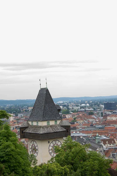 当日のシュロスベルク グラーツの時計塔 — ストック写真