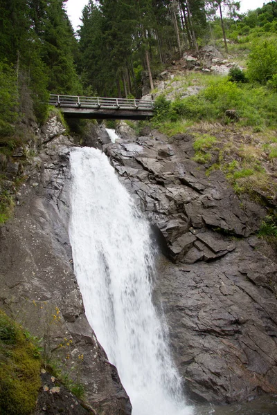 Houten Brug Waterval Een Bos Stiermarken Overdag — Stockfoto