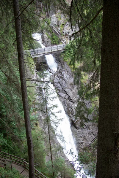 Puente Madera Sobre Cascada Bosque Estiria Durante Día —  Fotos de Stock