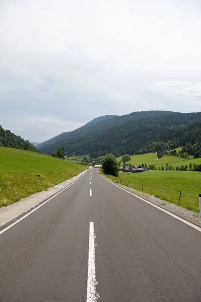 Gündüz Vakti Yukarı Styria Boş Bir Köy Yolu — Stok fotoğraf