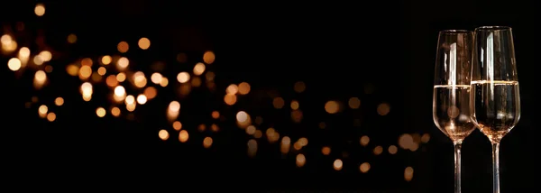 Yeni Yıl Şampanyası Karanlık Arka Planda Renkli Işıklarla Kutlarız — Stok fotoğraf