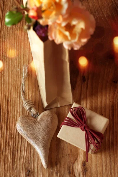 Prezenty Ręcznie Wykonane Serca Kwiaty Drewnianym Stole Boże Narodzenie — Zdjęcie stockowe