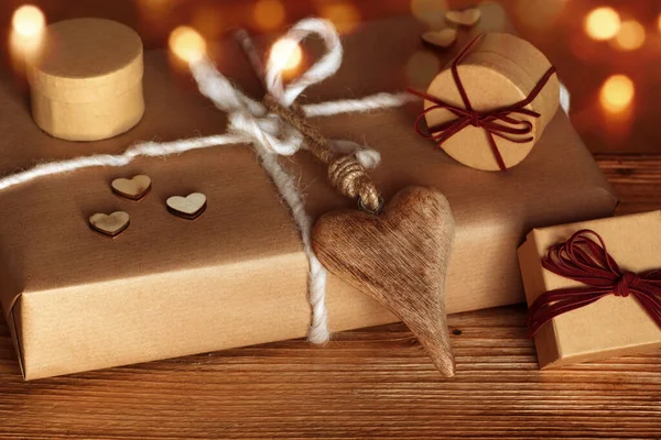 Karácsonyi Ajándékok Kézzel Készített Szív Egy Asztal Arany Bokeh — Stock Fotó