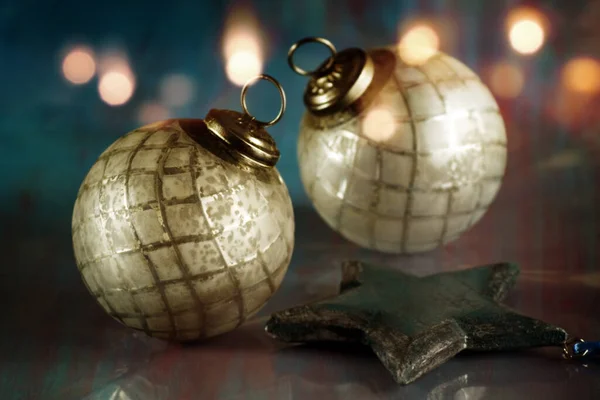 Festliche Antike Weihnachtskugeln Auf Dunkelblauem Hintergrund Mit Goldenem Bokeh — Stockfoto