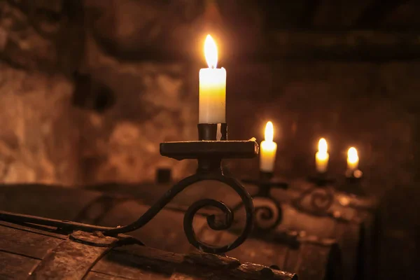 旧酒桶上酒窖里的蜡烛 — 图库照片