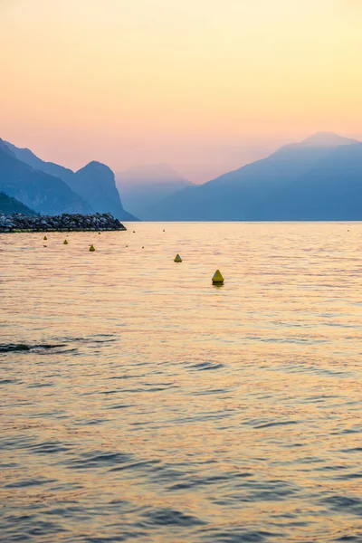 Letni Dzień Nad Jeziorem Garda Włoszech — Zdjęcie stockowe