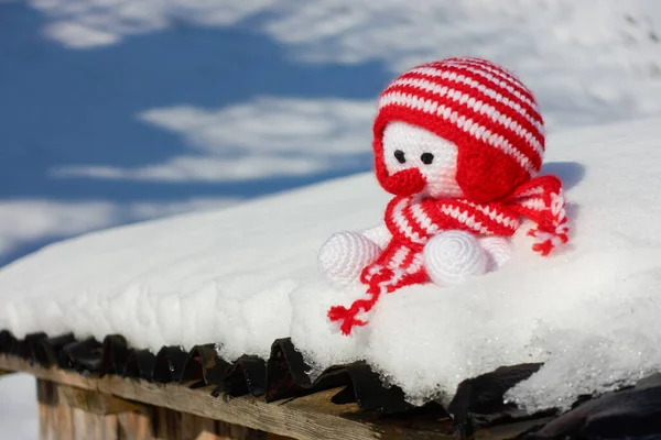 Selbst Gehäkelter Schneemann Sitzt Schnee — Stockfoto