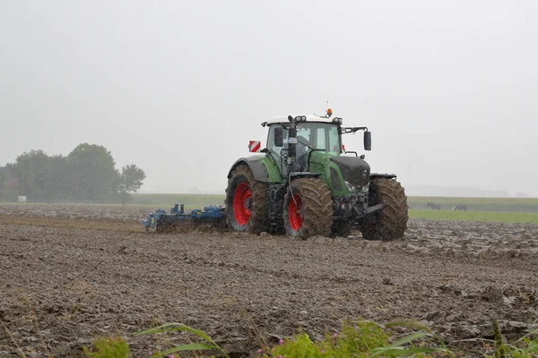 Trecker Tijdens Het Honen Zware Regen — Stockfoto