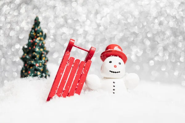 Muñeco Nieve Con Trineo Rojo Nieve —  Fotos de Stock