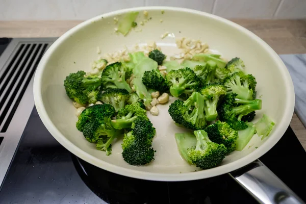 Brokoli Hijau Dan Kacang Mete Dalam Wajan Atas Kompor — Stok Foto