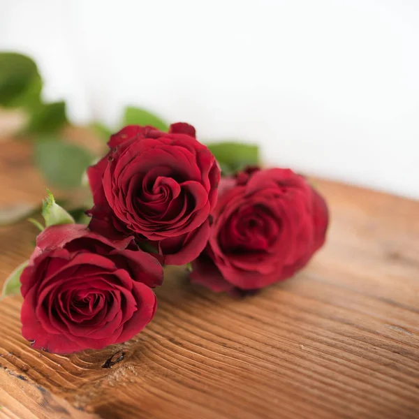 Czerwone Róże Rustykalnym Drewnianym Stole Symboliczne Walentynki Pozdrowienia — Zdjęcie stockowe