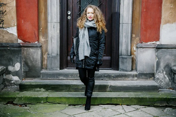 Eski Şehri Dolaş Genç Bir Kadın Seyahat Ediyor Varşova Daki — Stok fotoğraf