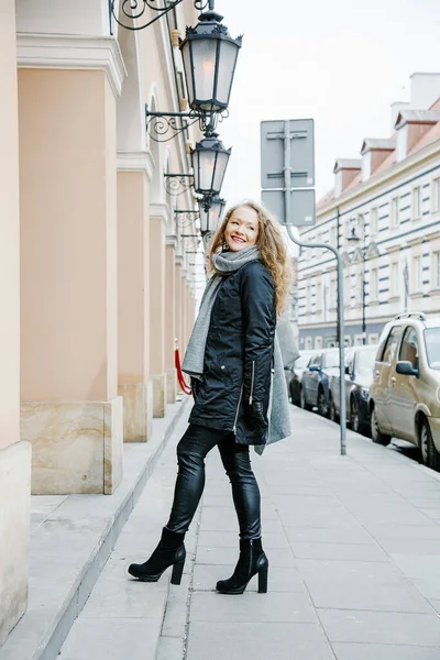 Utazz Óvárosban Egy Fiatal Utazik Piac Tér Varsóban Göndör Lány — Stock Fotó