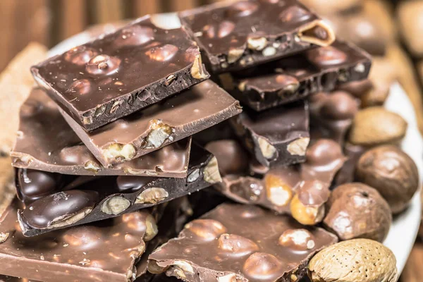 Placa Com Chocolate Noz Com Avelãs Inteiras Fechar — Fotografia de Stock