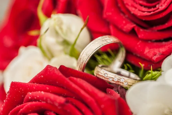 Golden Wedding Rings Red Roses Royalty Free Stock Photos