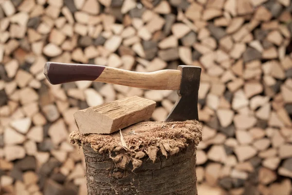 木製のスタックの前の斧 — ストック写真