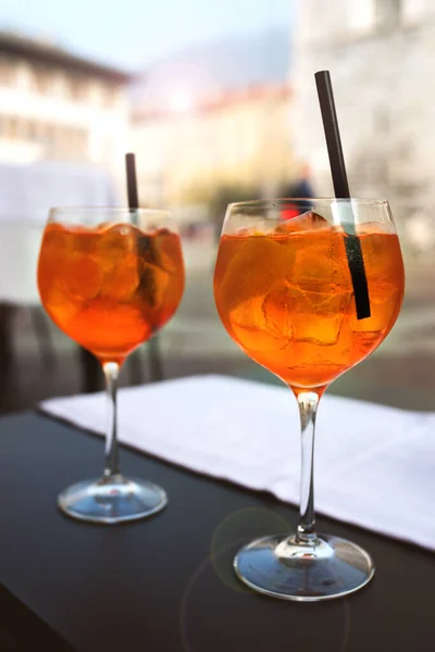 Cocktail Estivo Con Ghiaccio Caffè Marciapiede Una Piazza Città Una — Foto Stock