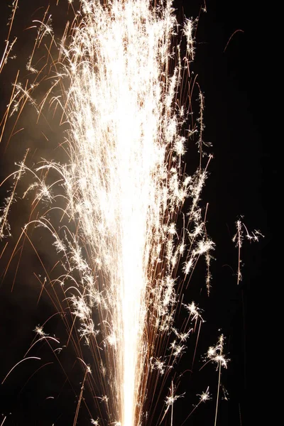 長い露出で夜の噴水としての花火 — ストック写真