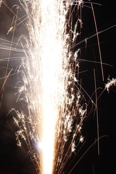 長い露出で夜の噴水としての花火 — ストック写真