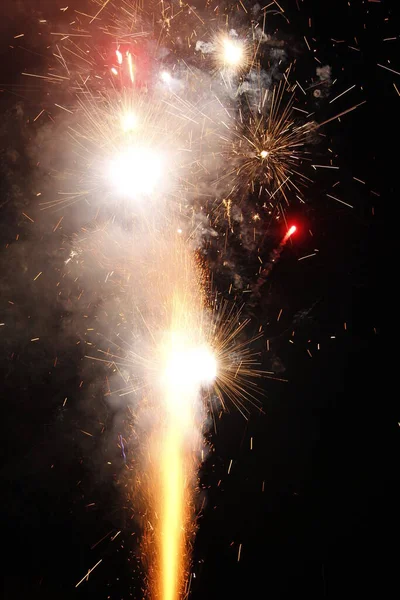 長い露出で夜の噴水としての花火 — ストック写真