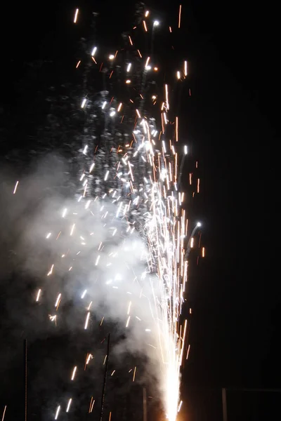 Fuegos Artificiales Como Una Fuente Noche Con Larga Exposición — Foto de Stock