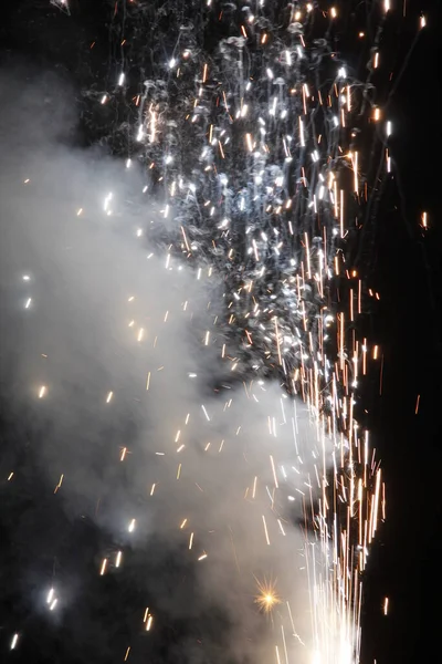 Fuegos Artificiales Como Una Fuente Noche Con Larga Exposición — Foto de Stock