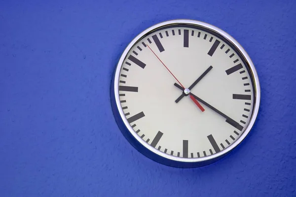 Relógio Pendura Parede Exibe Hora Atual — Fotografia de Stock