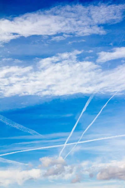 Kondensstreifen Extrem Blauen Himmel Teilweise Mit Wolken — Stockfoto