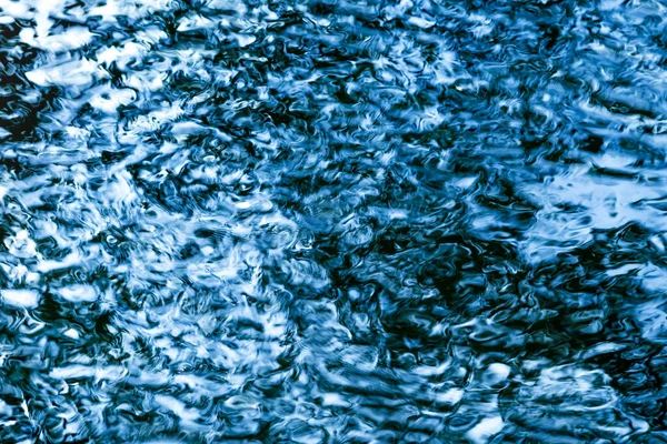 Streszczenie Błyszczącej Niebieskiej Powierzchni Wody Niewielkimi Falami Jako Teksturą Tłem — Zdjęcie stockowe