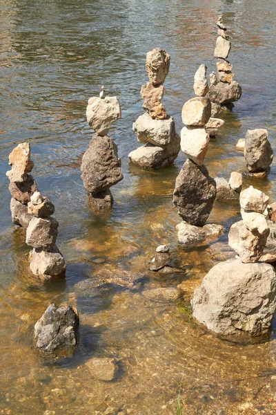 Pedras Foram Empilhadas Torres Numa Margem Rio — Fotografia de Stock