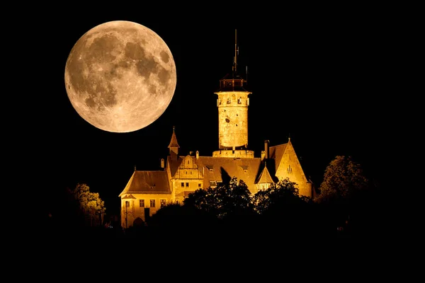 Château Sur Une Colline Est Illuminé Par Des Lampes Nuit — Photo