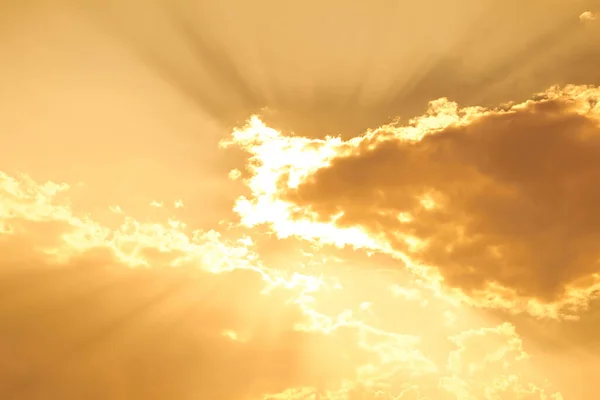 Die Sonne Steht Hoch Himmel Hinter Einer Wolke — Stockfoto