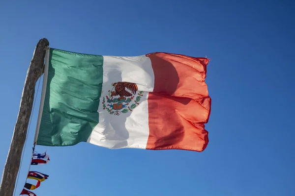 Mexikanische Flagge Blauen Himmel — Stockfoto
