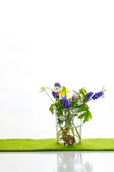 Weiße Handtücher Neben Einer Cremedose Vor Weißem Hintergrund Und Blumen — Stockfoto