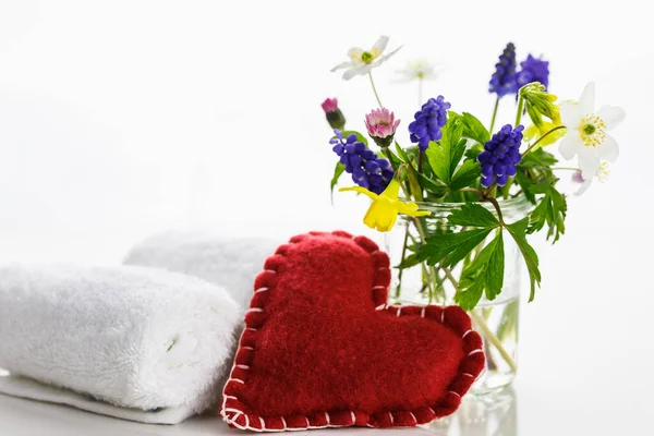 White Towels Heart White Background Flowers Vase Spring — Stock Photo, Image